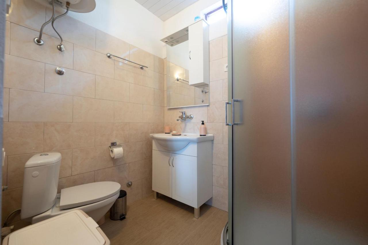 Studio Apartman Ema 2 Gornji Karin Eksteriør bilde
